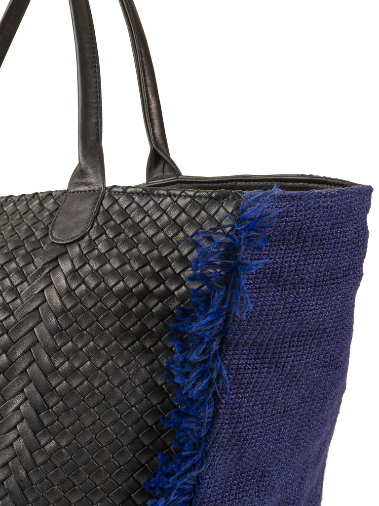 BAG IN BLACK WOVEN LEATHER WITH BLUE FRINGES